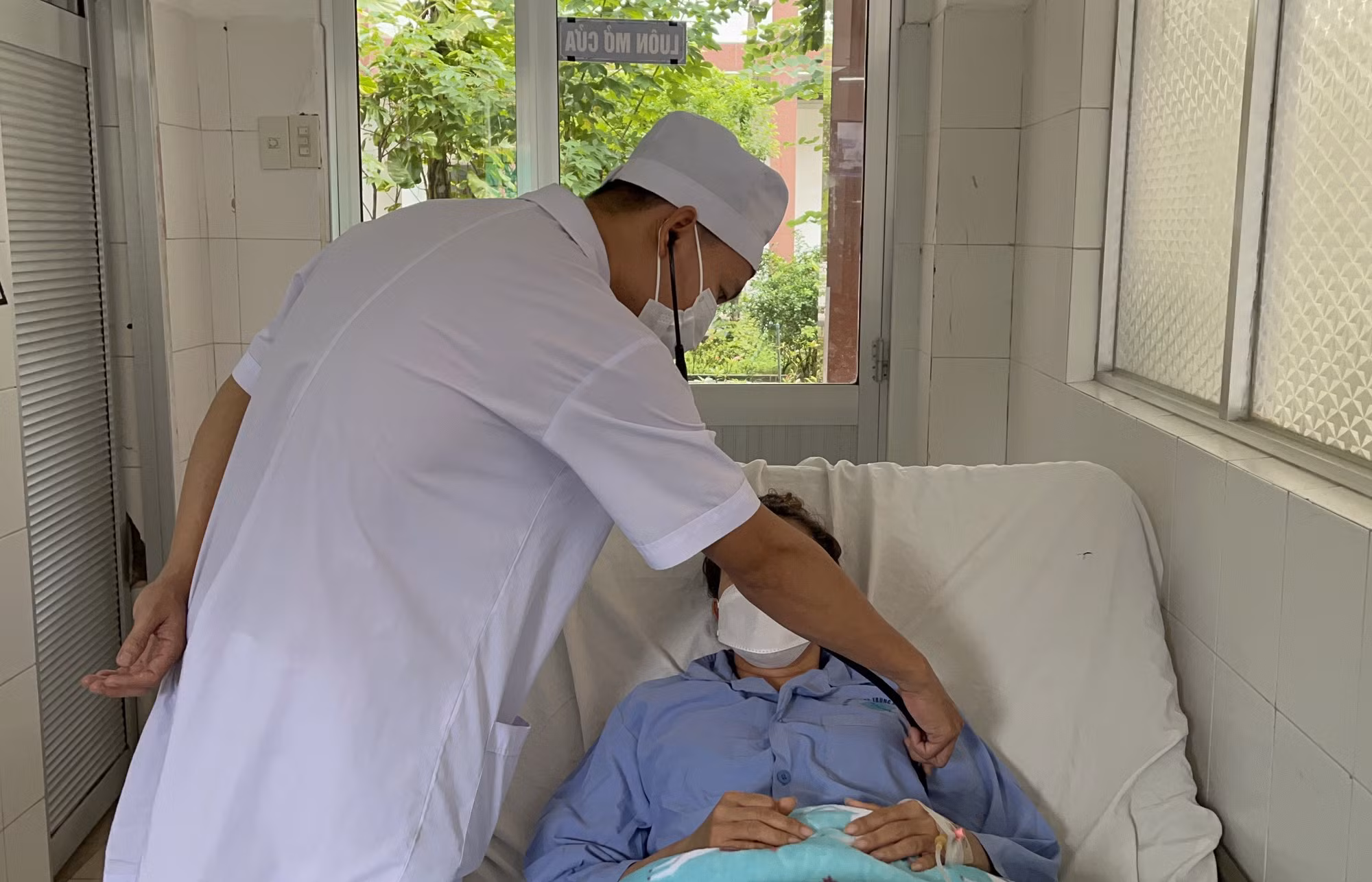 Hai lần can thiệp cứu sống bệnh nhân sốt xuất huyết biến chứng nguy kịch -0