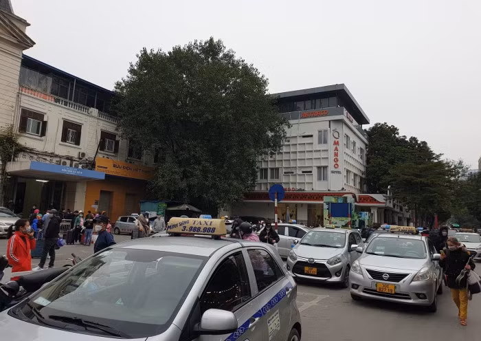 taxi khu vuc cua ga hn.jpeg -0