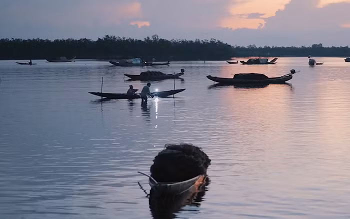 Chợ nổi trước bình minh trên phá Tam Giang -0
