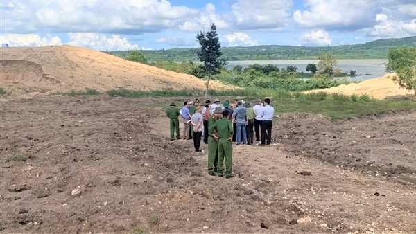 Kiểm tra thực tế “núi cát” tập kết trái phép trong khu bảo tồn thiên nhiên Ea Sô