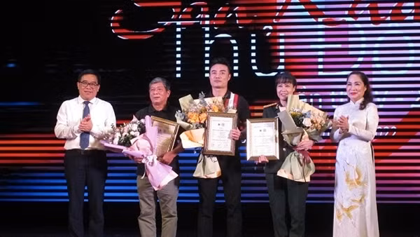 Trao Huy chương vàng cho 3 vở diễn xuất sắc tại Liên hoan sân khấu Thủ đô