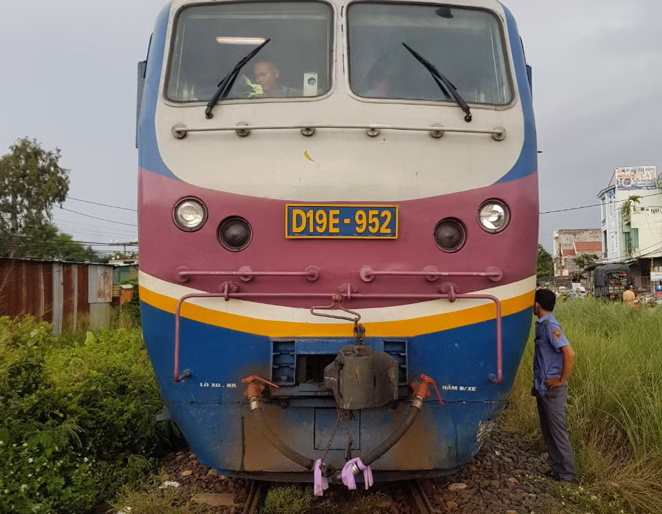  Tàu khách SE8 va đập xe đào xúc cát nằm sát đường sắt -0