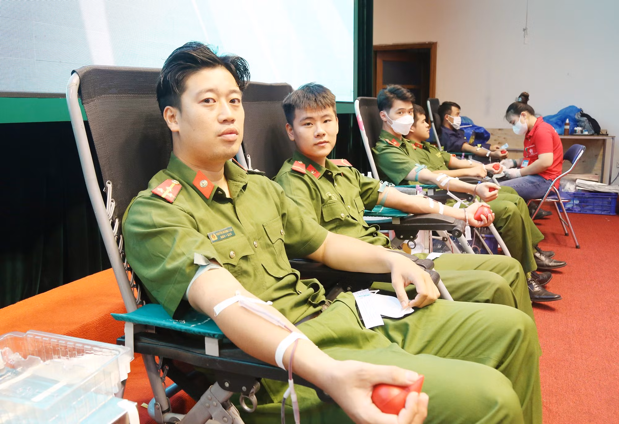 Lan toả nghĩa cử nhân ái qua chương trình “Giọt máu nghĩa tình” của Công an TP Hà Nội -0