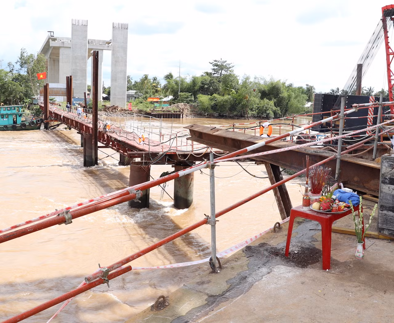 nơi xảy ra sự cố sập sàn tiếp cận lối vào vận thăng.jpg -0