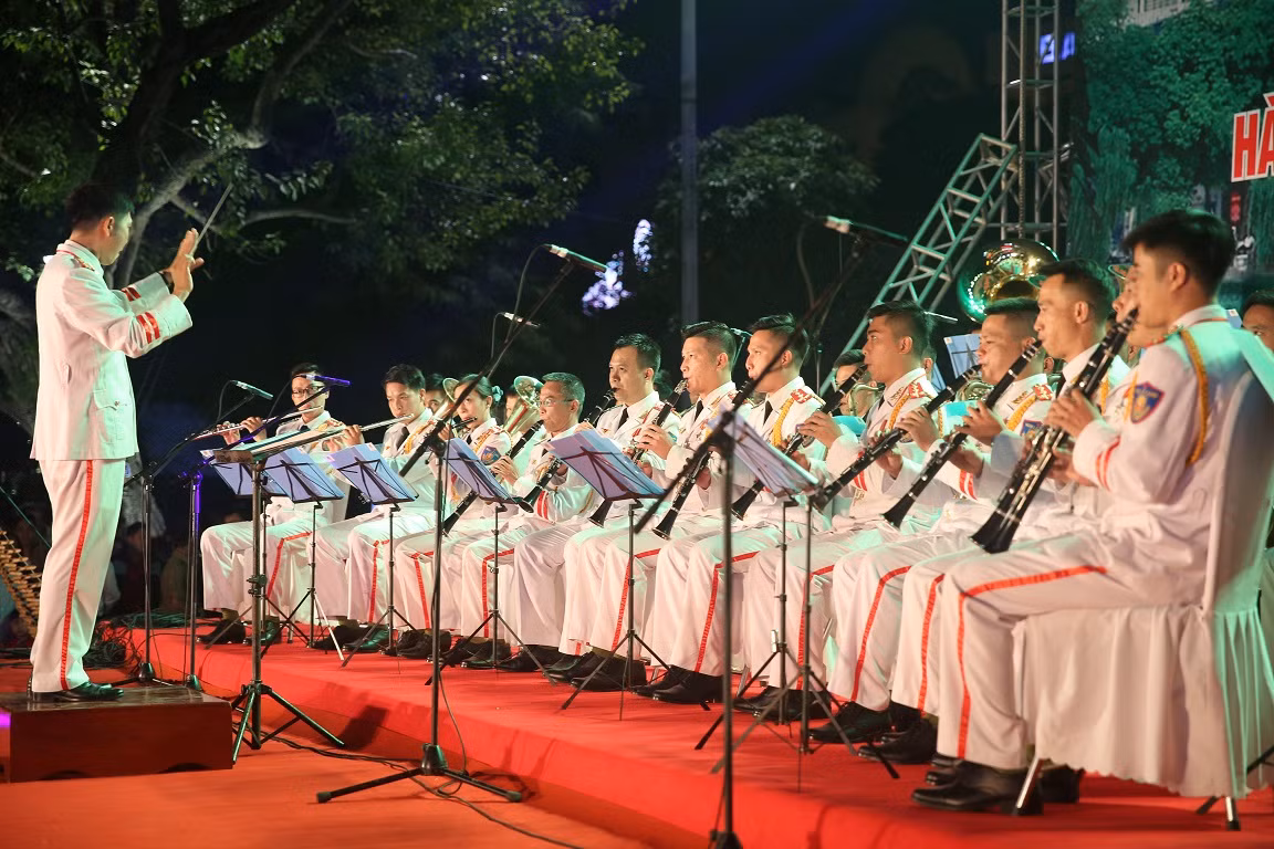Đoàn Nghi lễ CAND chuẩn bị biểu diễn diễu hành trên phố đi bộ Kỳ Lừa -0
