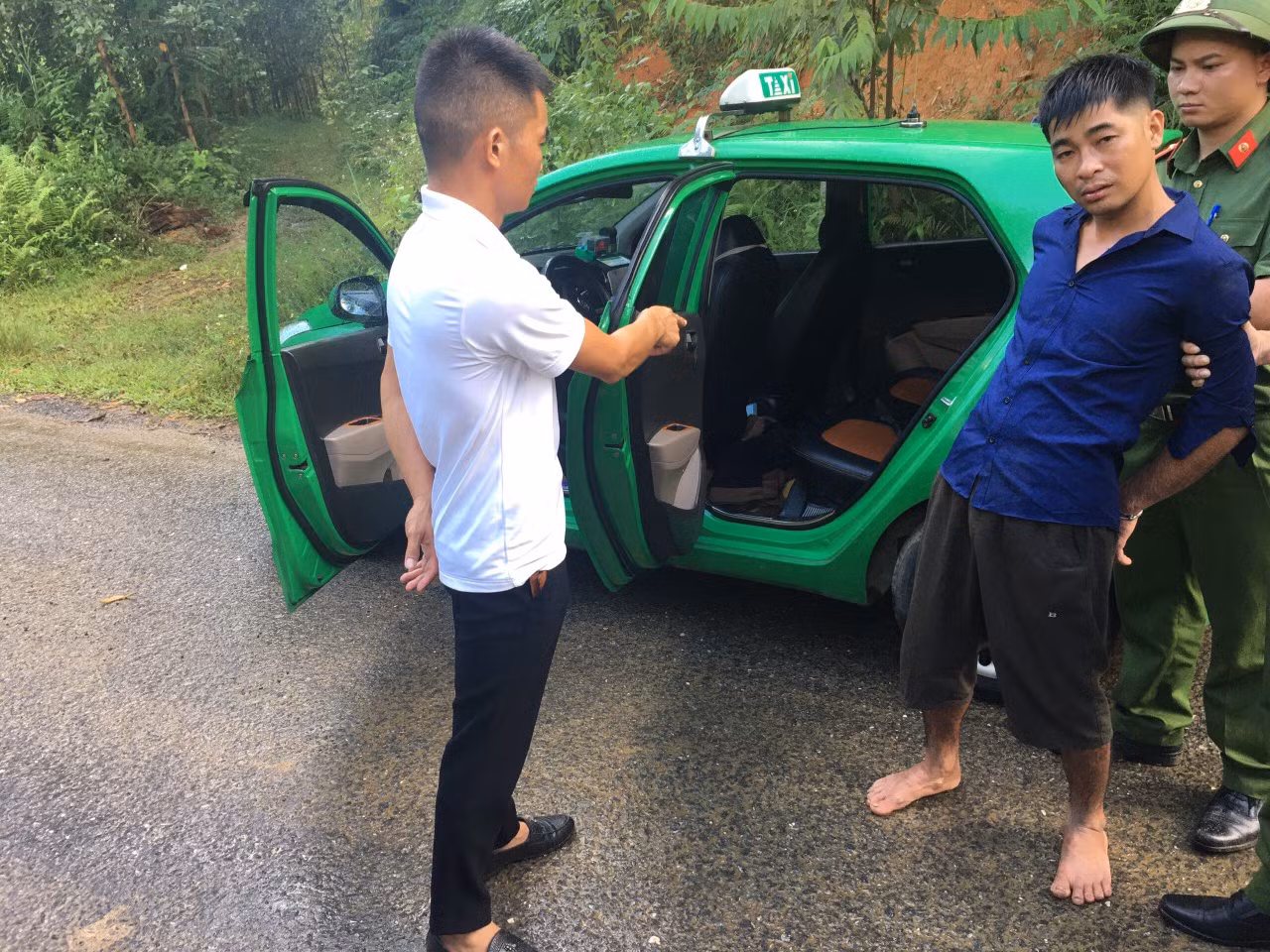 Hy hữu: Đối tượng kề dao cướp tiền, bị tài xế taxi nhanh trí nhốt trong xe -0