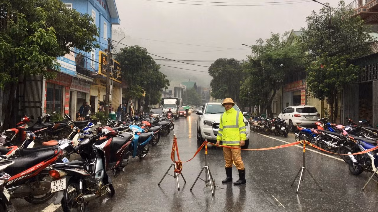 Công an giúp nhân dân khắc phục sự hậu quả sau lũ quét -0