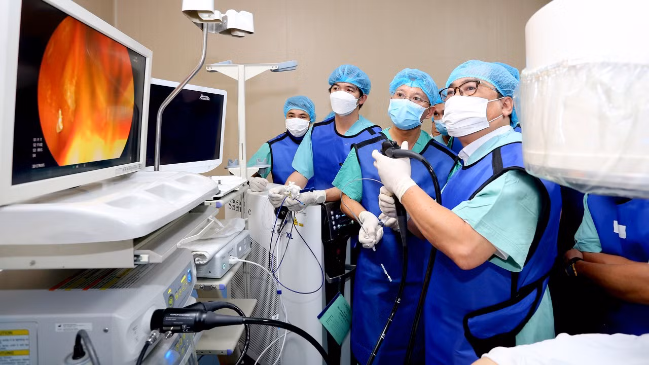 Nữ bệnh nhân 74 tuổi thoát biến chứng nguy hiểm nhờ lấy hết sỏi trong gan -0