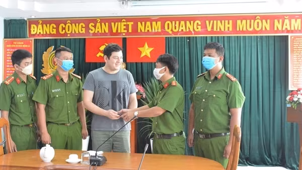 Trao trả tài sản bị cướp giật cho du khách nước ngoài