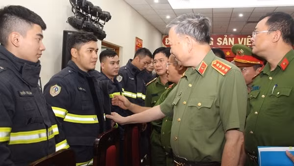 Hình ảnh Cảnh sát PCCC và Cứu nạn, cứu hộ xả thân, quên mình được Đảng, Nhà nước và nhân dân ghi nhận