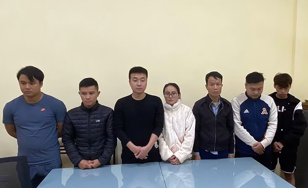 Bắt 7 đối tượng sát phạt đỏ đen trong đêm mưa bão -0