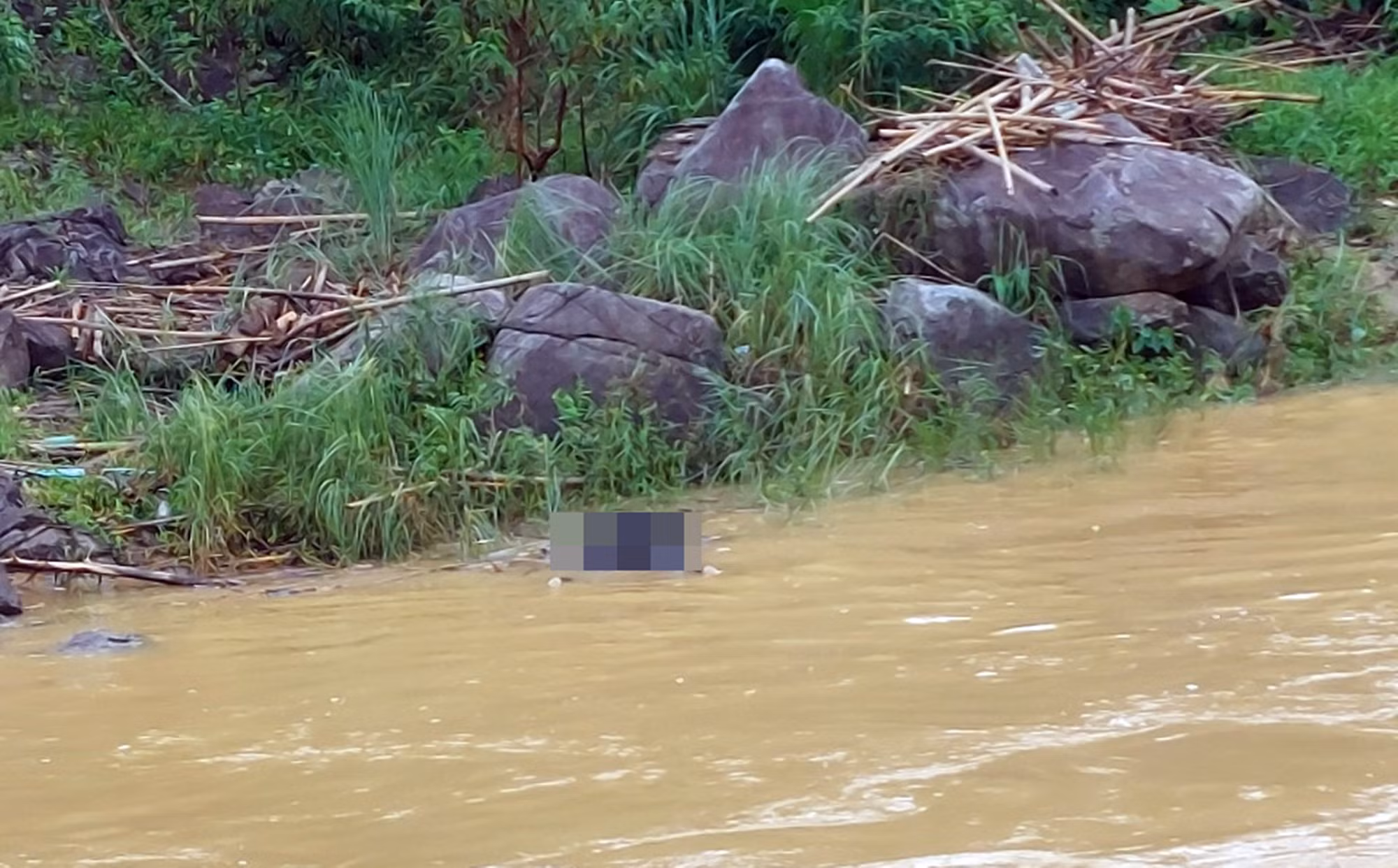 Tìm thấy thi thể nam thanh niên trên sông Bung sau 3 ngày mất tích -0