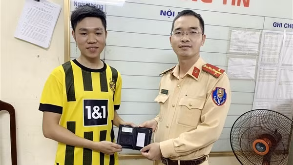 Đại úy CSGT nhặt được ví tiền trả lại cho người dân