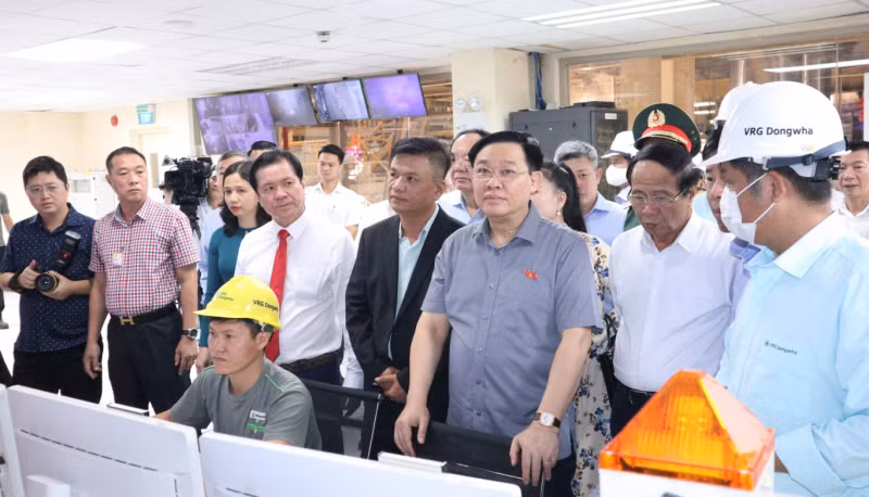 Chủ tịch Quốc hội trao quyết định thành lập thị xã Chơn Thành -0