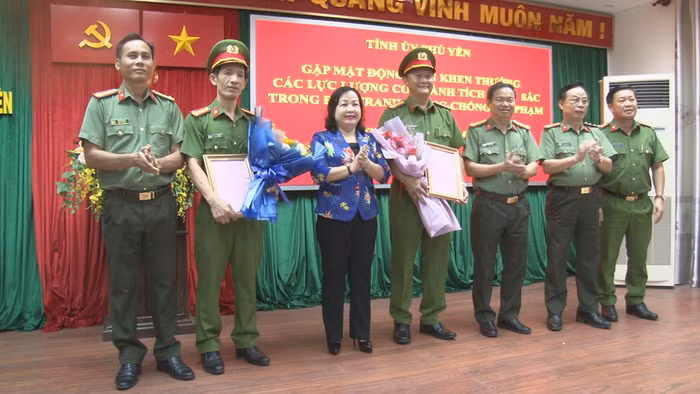 Tỉnh ủy Phú Yên khen thưởng Công an triệt xóa đường dây đánh bạc -0