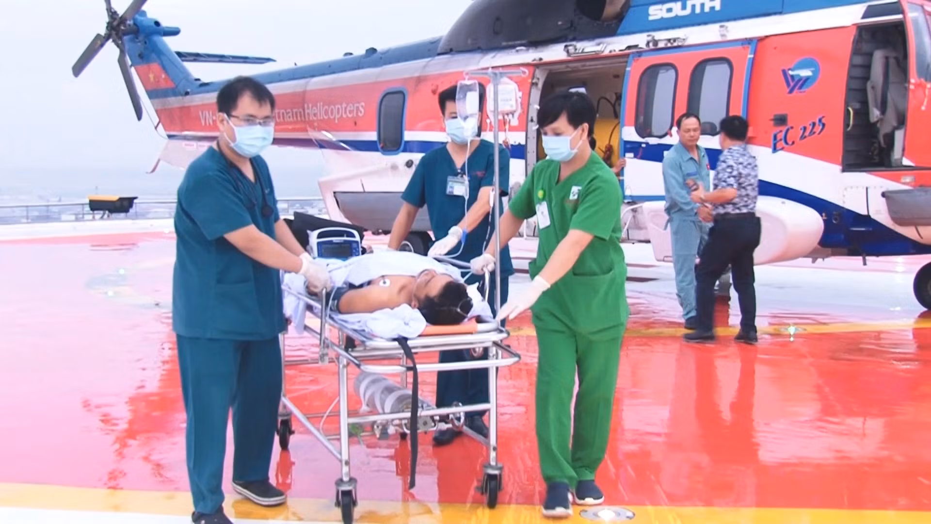 Hội chẩn với đảo Trường Sa, kịp thời đưa ngư dân bị đa chấn thương về đất liền cấp cứu -1