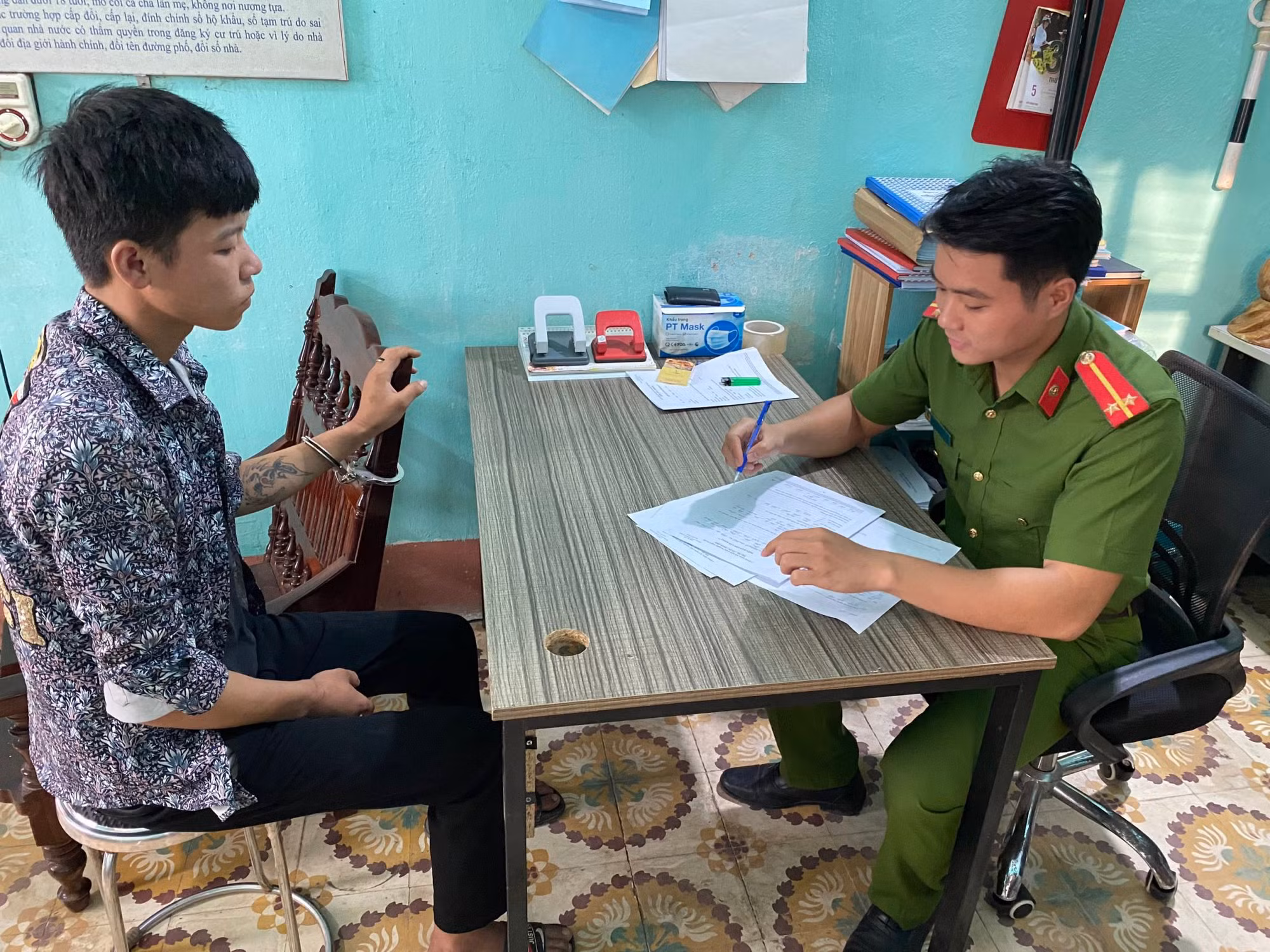 Mượn xe mang đi cầm cố không được, liền dùng dao khống chế nam sinh lớp 11 cướp xe máy -0