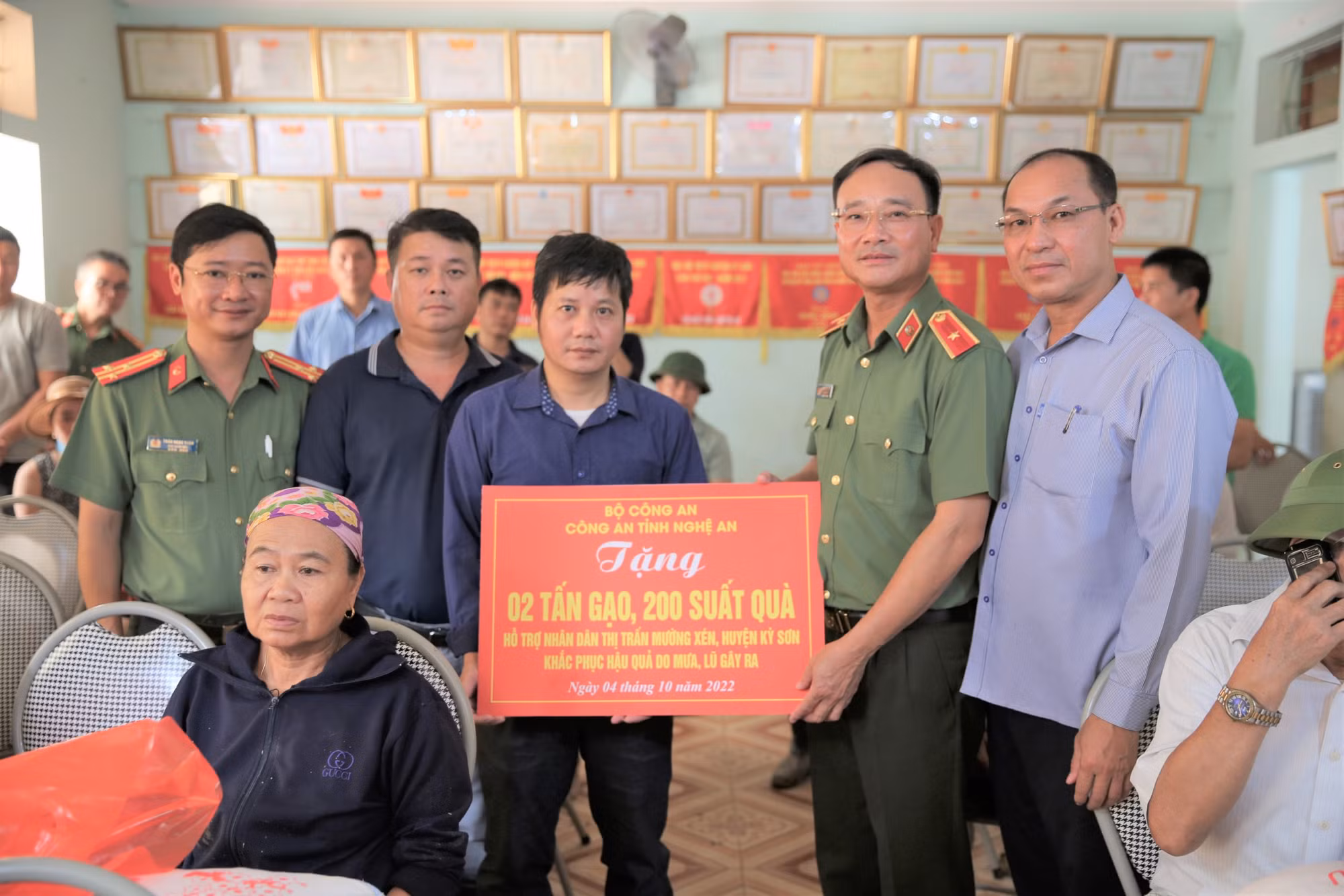 Công an tỉnh Nghệ An tiếp tục tăng cường nhân lực, vật chất hỗ trợ&nbsp;đồng bào bị lũ quét tại&nbsp;Kỳ Sơn -0