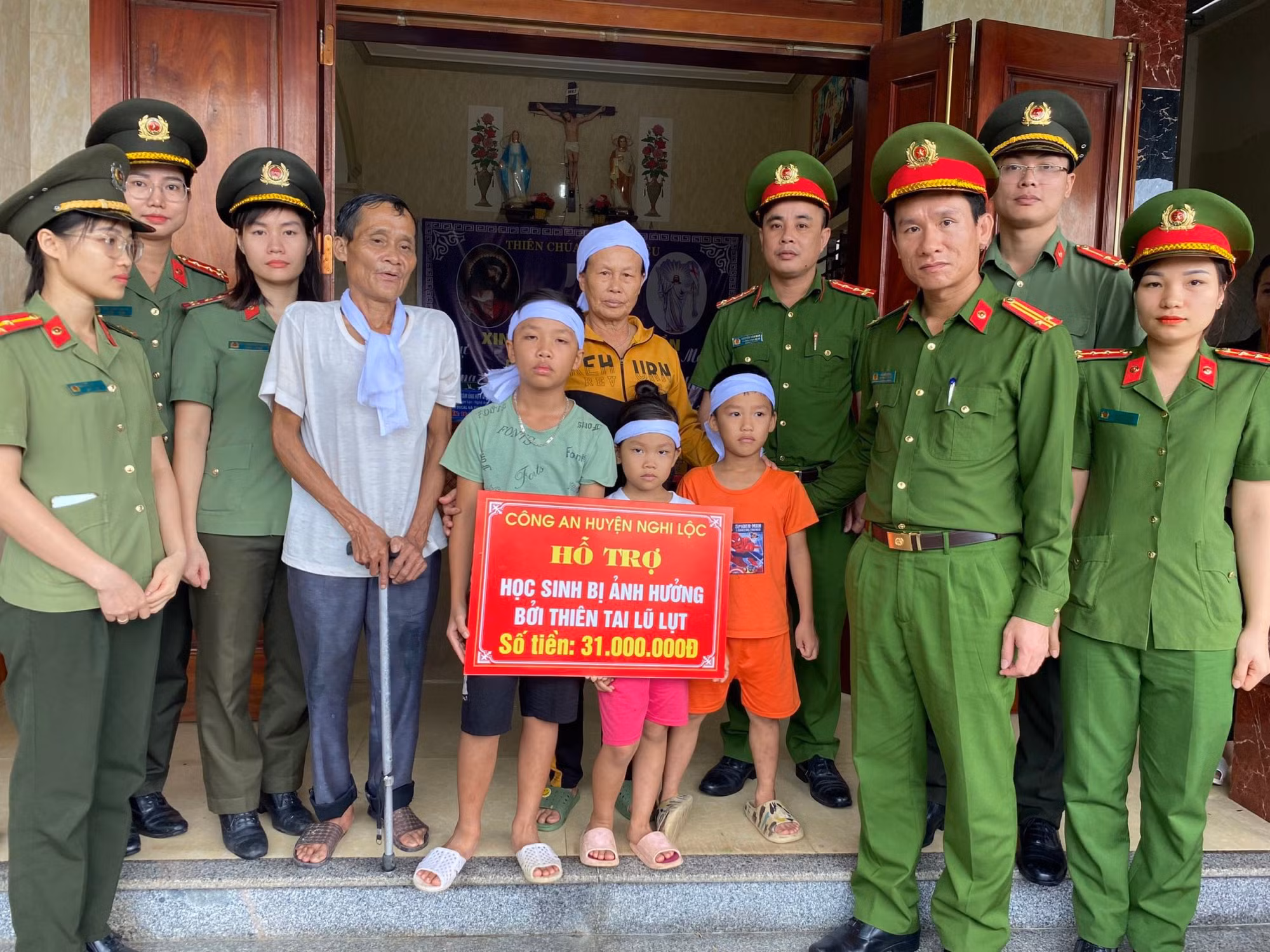Công an huyện Nghi Lộc trao 31 triệu đồng hỗ trợ 3 cháu nhỏ có bố mẹ bị lũ cuốn trôi -0