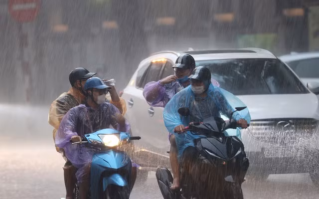 Mưa to và giông từ Bắc vào Nam -0