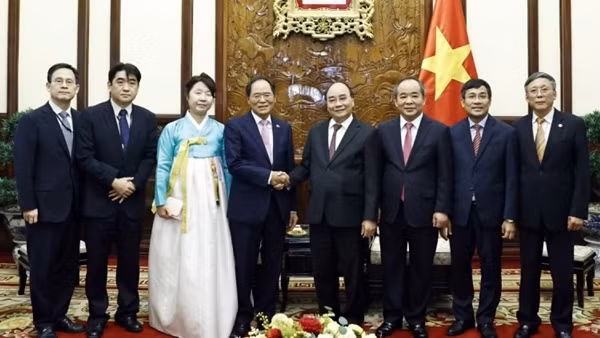 Chủ tịch nước Nguyễn Xuân Phúc tiếp Đại sứ Hàn Quốc chào từ biệt