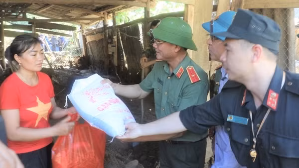 Tăng cường nhân lực, vật chất hỗ trợ&nbsp;đồng bào bị lũ quét tại&nbsp;Kỳ Sơn