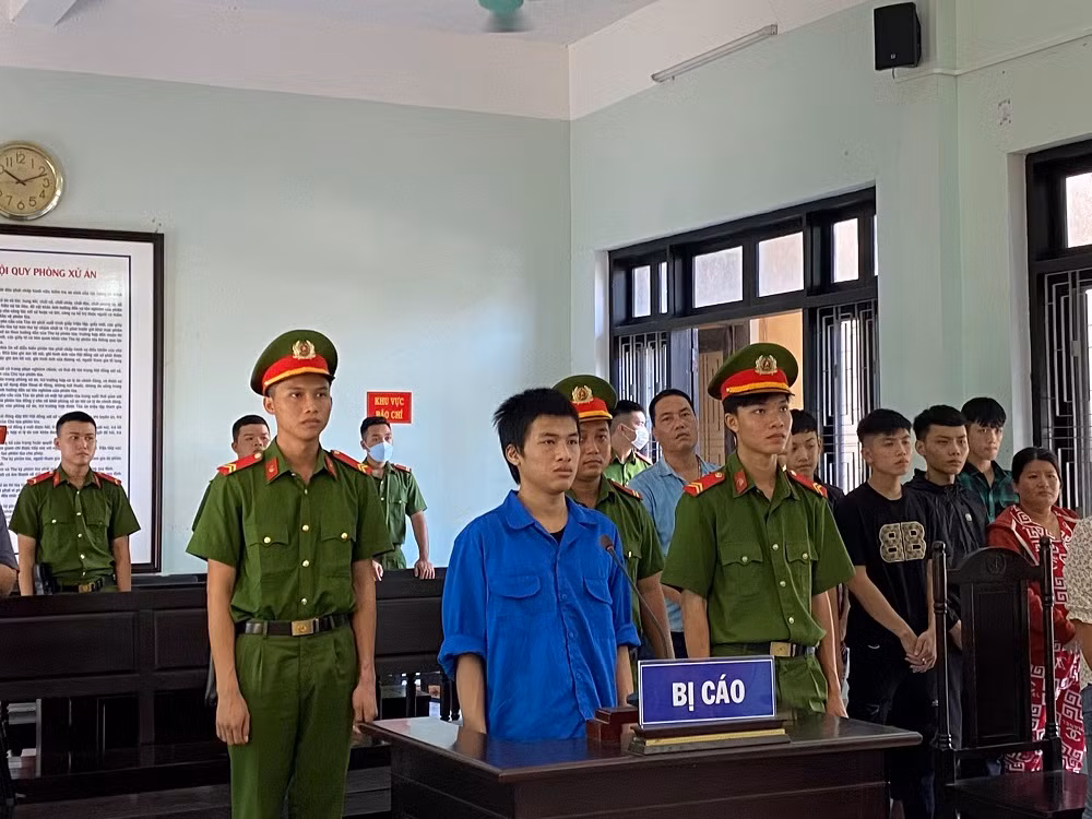 Vừa mở lời can ngăn thì bị chém từ đỉnh đầu xuống -0