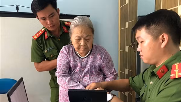 Những chuyến xe nghĩa tình hỗ trợ người già đi làm căn cước