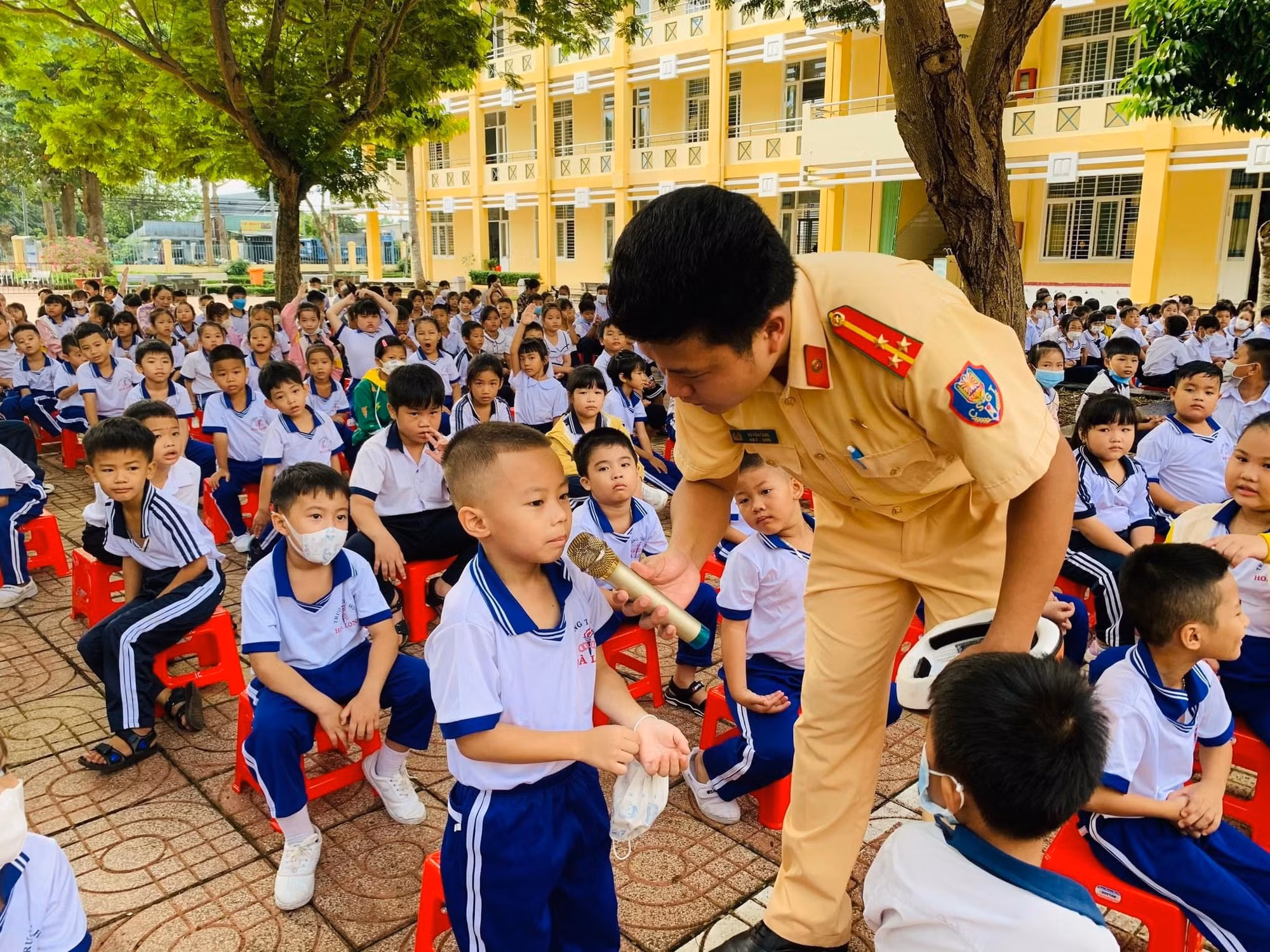 giao lưu, hỏi đáp kết hợp tặng quà để tăng tương tác với các em học sinh.jpg -0