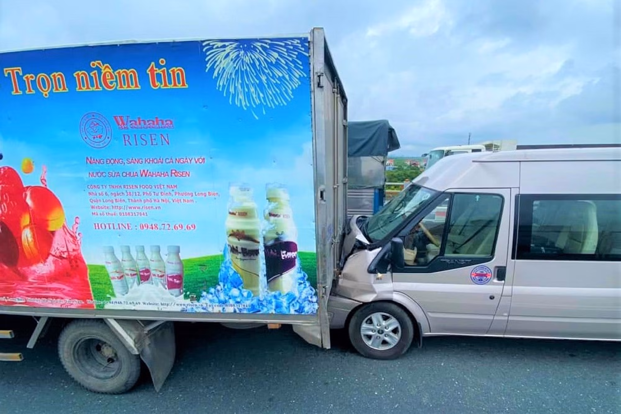 Cầu Thanh Trì ùn tắc giữa trưa do tai nạn -0