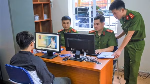 Người dân vui vẻ, hài lòng với nhiệm vụ mới của 230 công an xã, phường