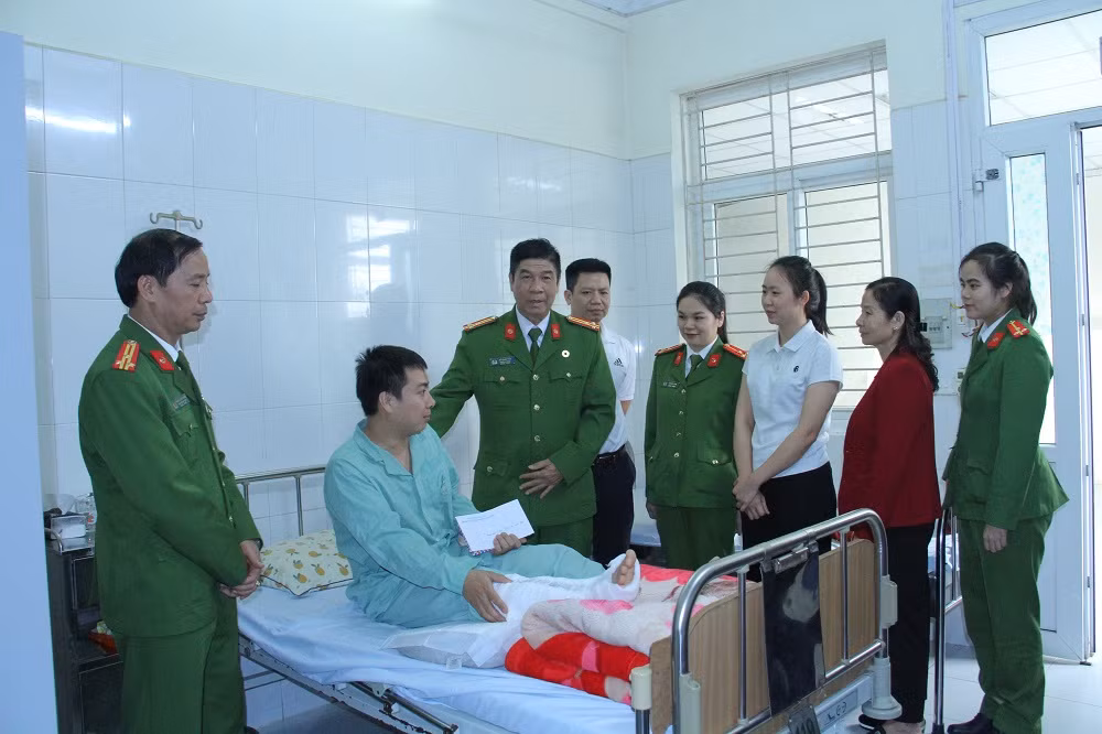 lãnh đạo và cán bộ chiến sỹ phòng csđt tội phạm về ma túy công an tỉnh thăm hỏi động viên đồng chí đại úy trần quang huy.jpg -0