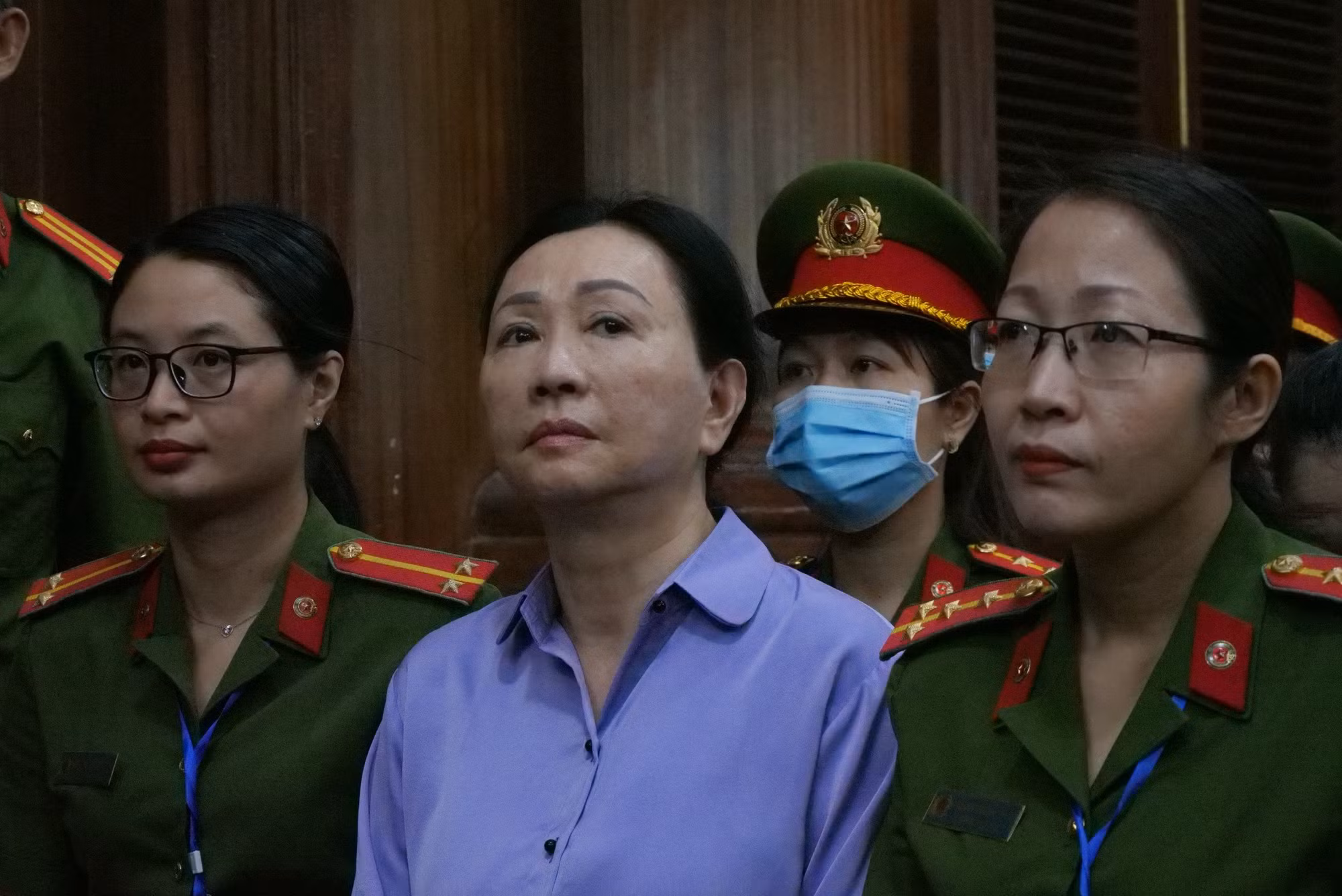 Biết bà Trương Mỹ Lan rút tiền sai quy định nhưng hai cán bộ cấp cao vẫn làm ngơ