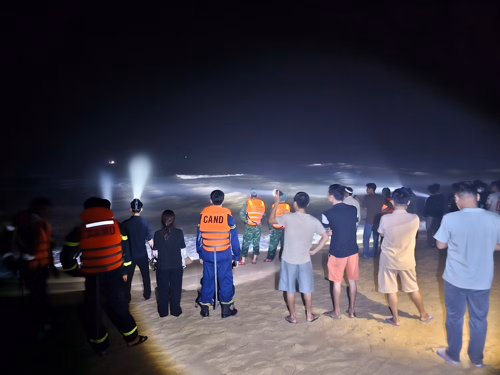 Tìm thấy thi thể người đàn ông bị sóng cuốn trôi khi đi bủa lưới ở biển Lăng Cô -0