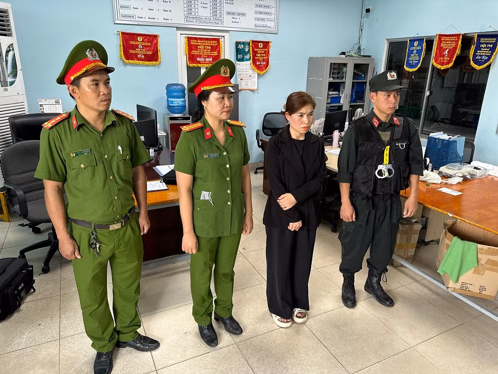 Bán gần 18.000 sản phẩm quần áo mà không khai báo tại Hải quan -1