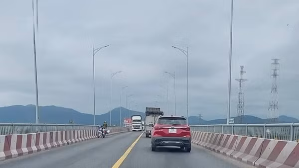 Cứu sống nam thanh niên nhảy cầu tự tử vì áp lực thua lỗ chứng khoán