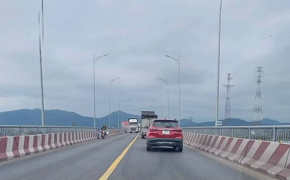 Cứu sống nam thanh niên nhảy cầu tự tử vì áp lực thua lỗ chứng khoán -0