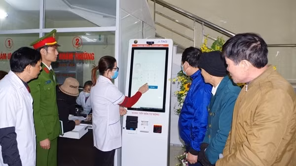 Đăng ký khám, chữa bệnh bằng CCCD và nhận diện khuôn mặt với Kiosk tự động