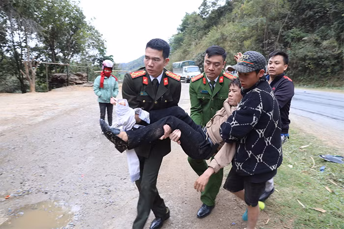 Trên đường đi công tác, lực lượng Công an kịp thời cứu người bị nạn do va chạm giao thông -0