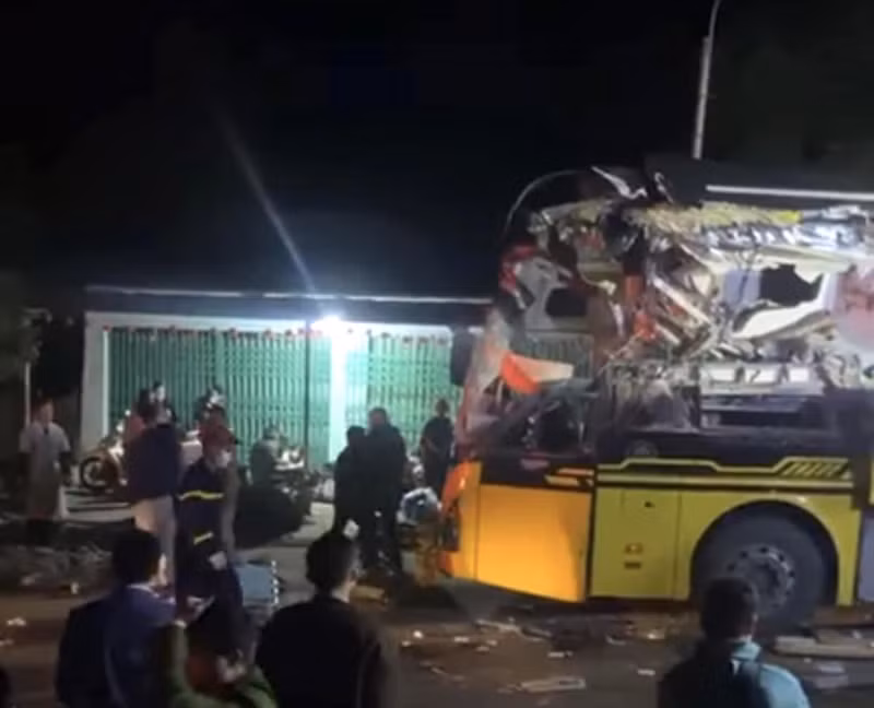 Xe container vào cua va chạm xe khách, 5 người tử vong -1