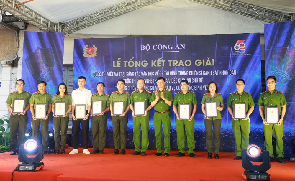 Thắp lửa cho những người viết trẻ -1