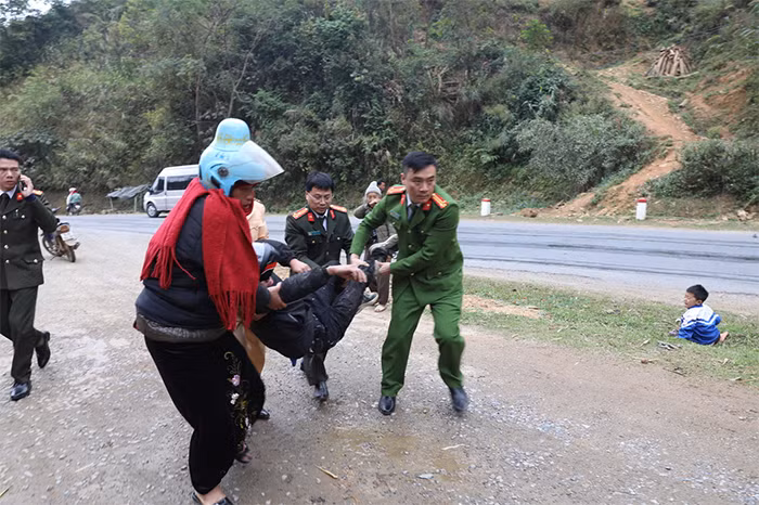 Trên đường đi công tác, lực lượng Công an kịp thời cứu người bị nạn do va chạm giao thông -1