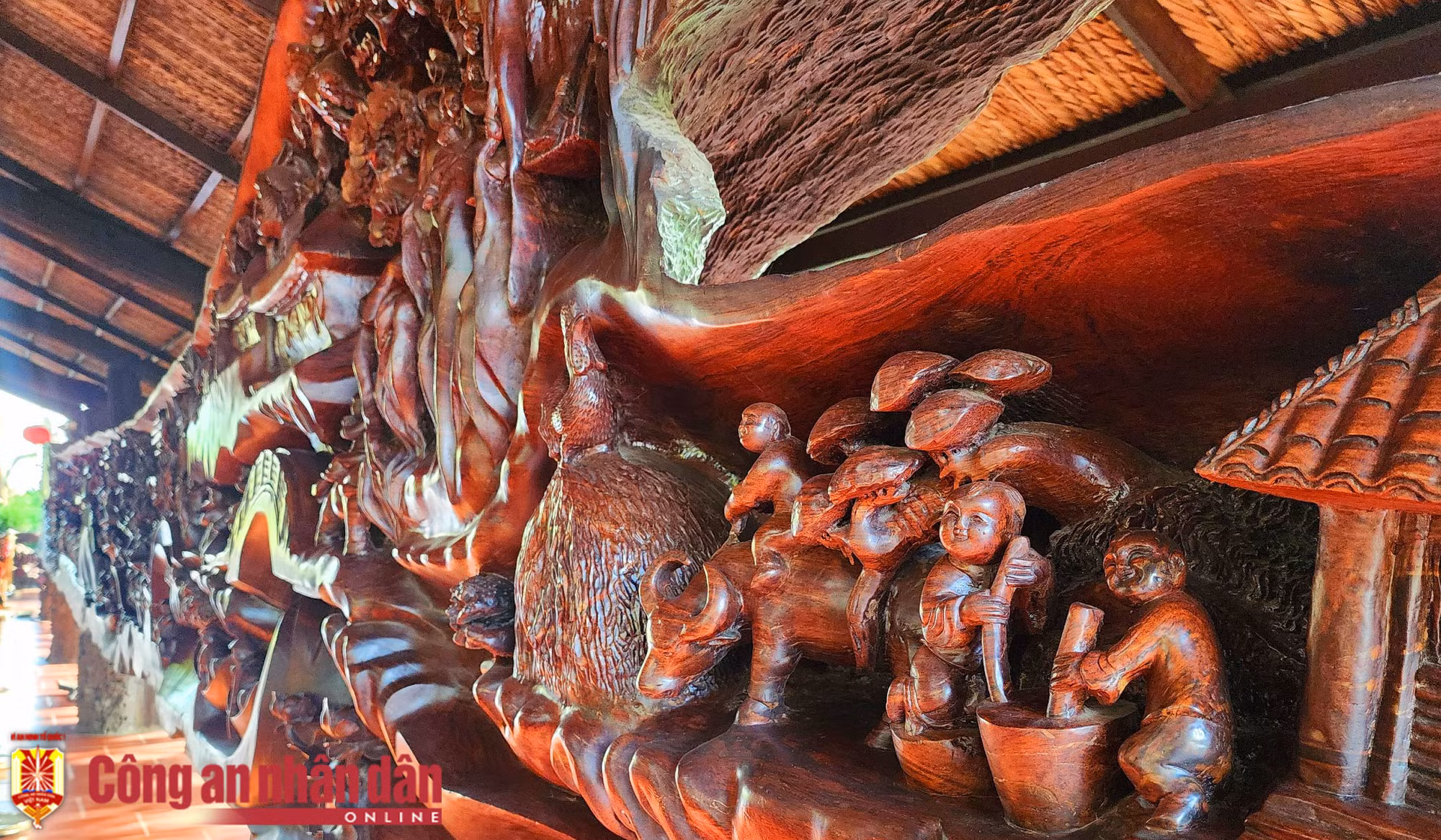 Chiêm ngưỡng kiệt tác “Tranh phong cảnh làng quê Việt Nam” được điêu khắc trên gỗ lũa trăm tuổi -1