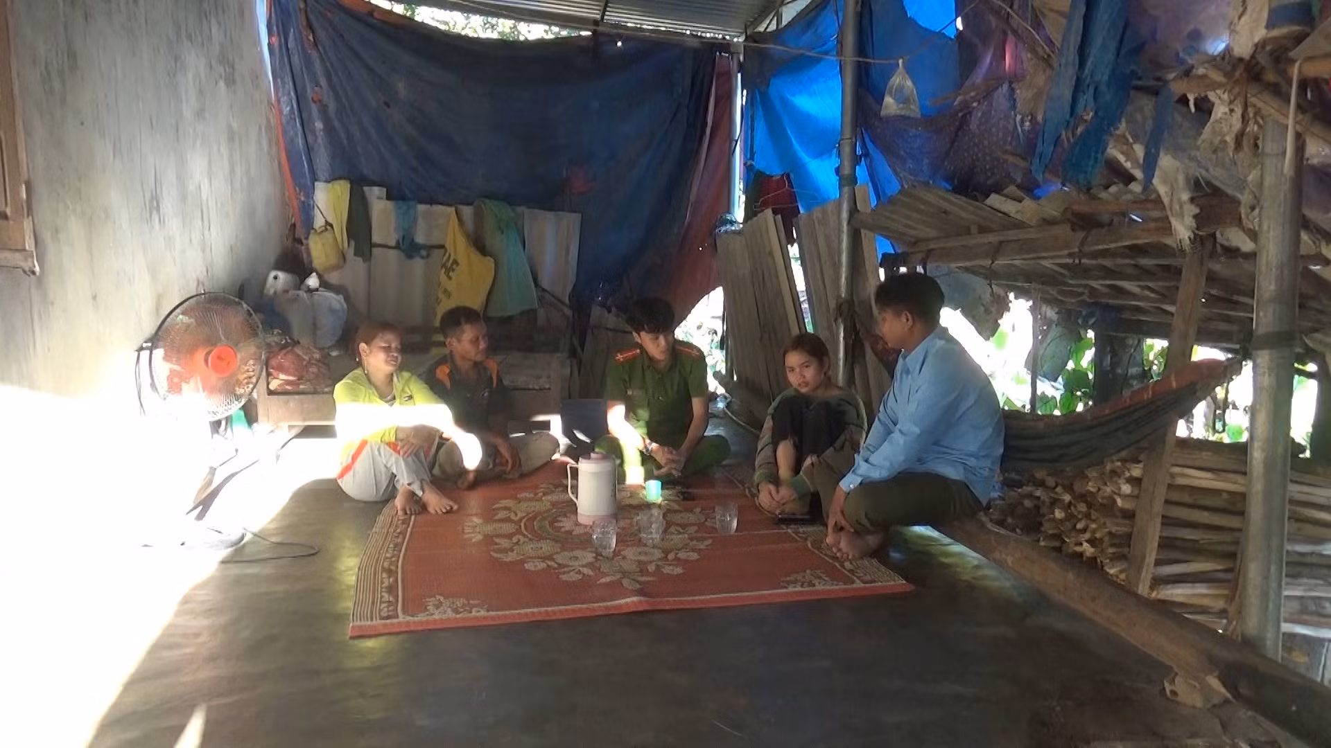 Tuyển bán giày nhưng đưa vào 