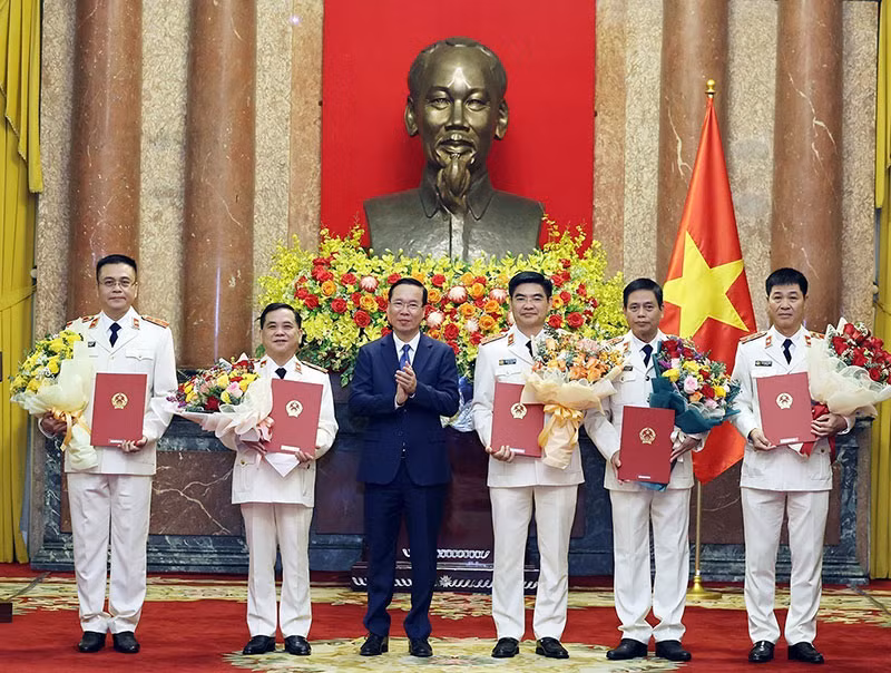 chu_tich_nuoc_trao_quyet_dinh.jpg -0