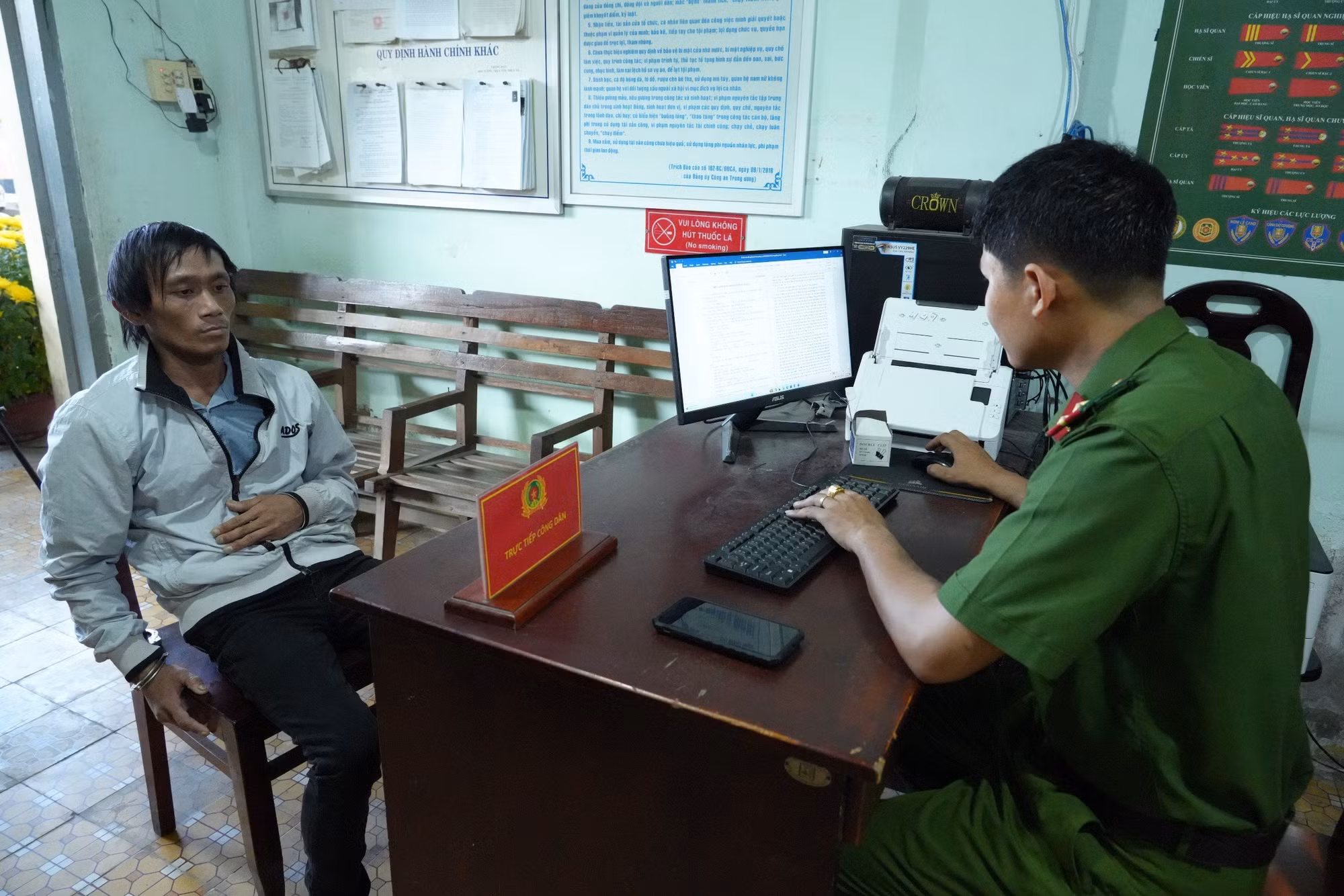 Bắt nhóm thanh niên đang sử dụng ma túy, phát hiện đối tượng trốn truy nã -0