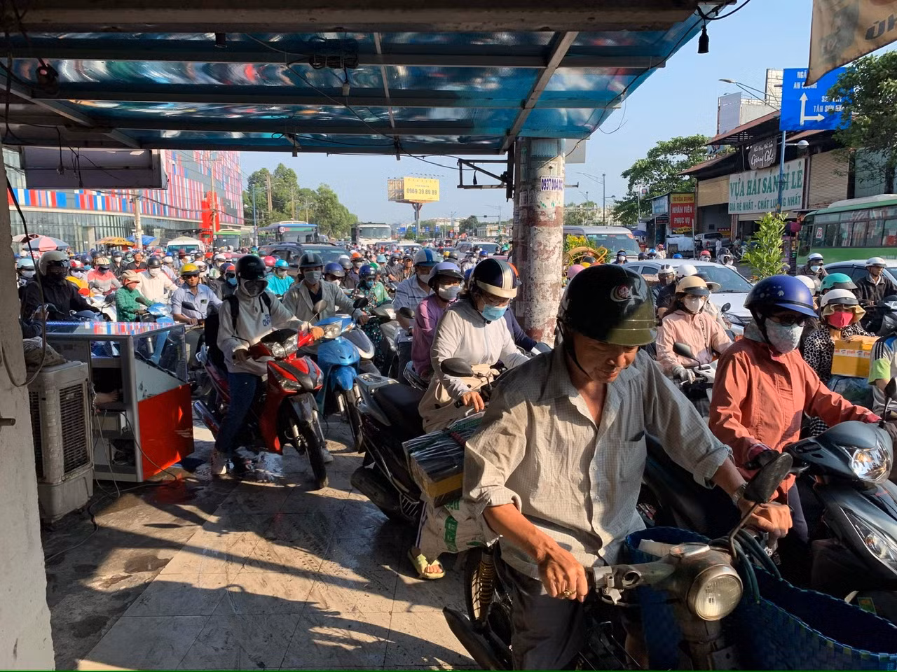 Ùn ứ giao thông nghiêm trọng&nbsp;sau sự cố xe 16 chỗ lao vào gốc cây -2