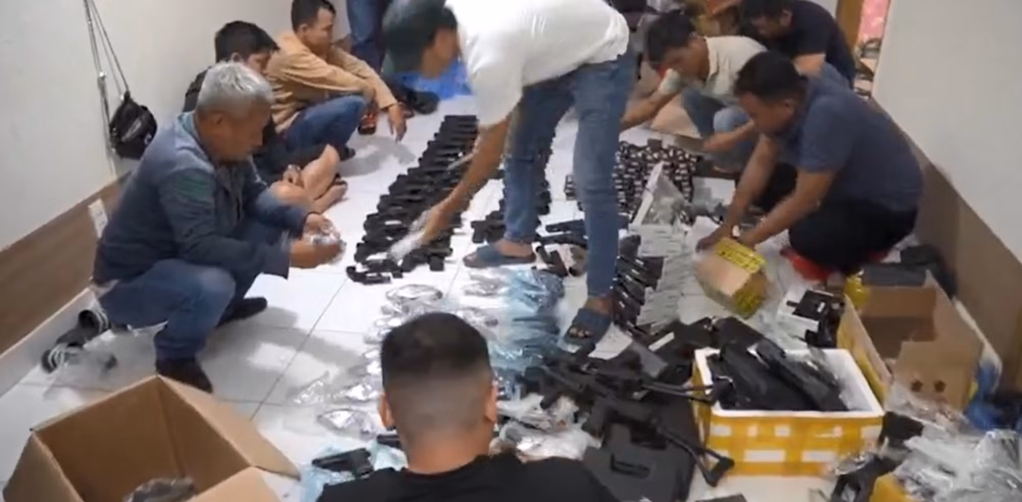 Rao bán súng đạn trên mạng như... “mua rau” -0