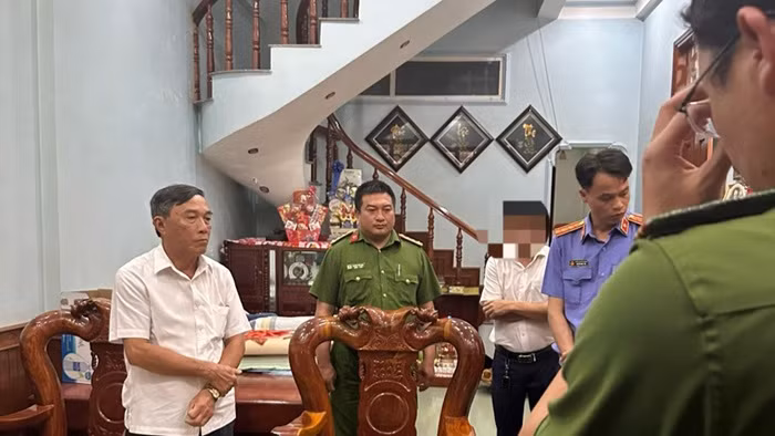Bắt nguyên Phó Chủ tịch huyện và Giám đốc văn phòng đăng ký đất đai -0