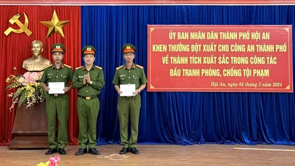 Công an ở phố cổ Hội An được khen thưởng đột xuất